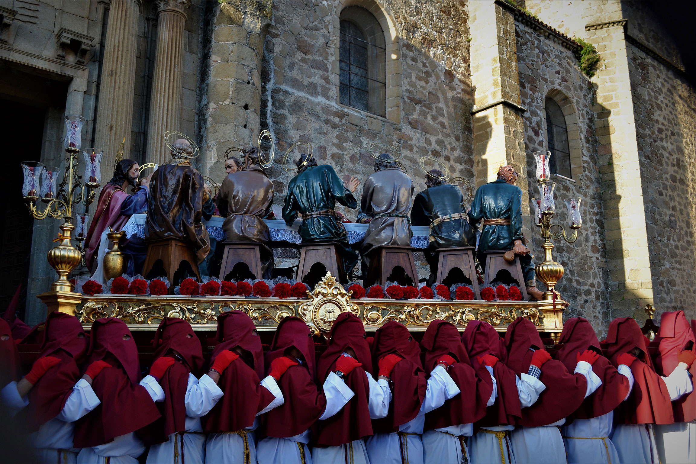 Paso de la Sagrada Cena a su salida de la Iglesia de San Vicente Ferrer (Templo Cofrade)
