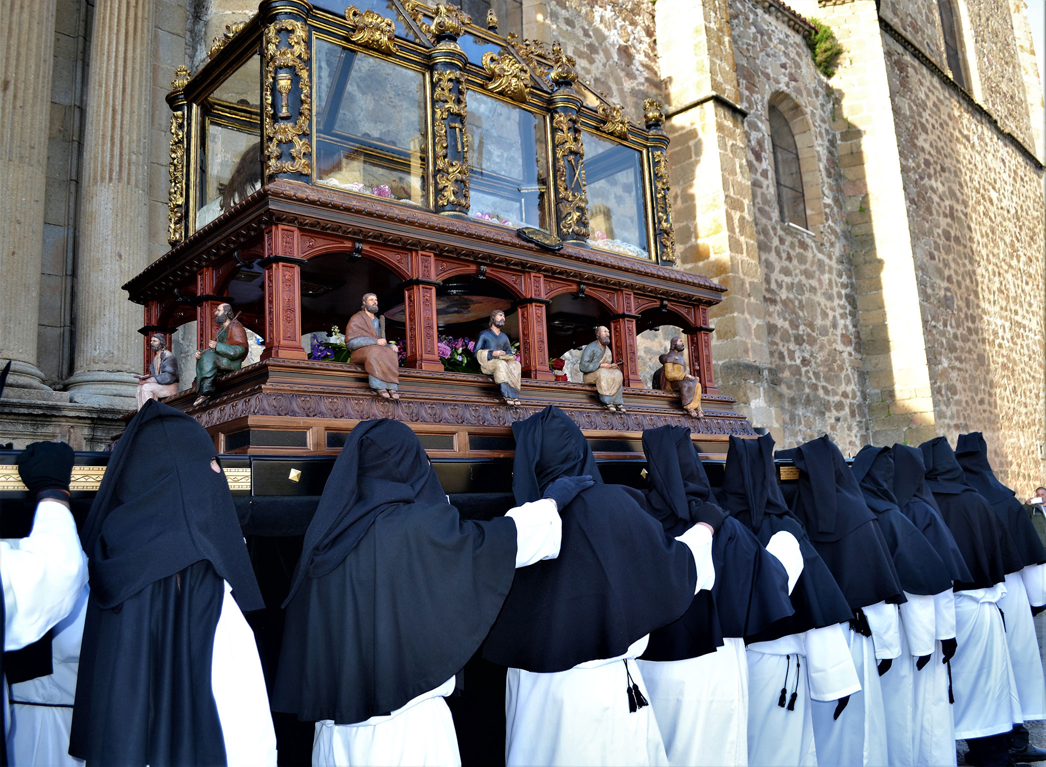 Paso del Santo Sepulcro a su salida de la Iglesia de San Vicente Ferrer (Templo Cofrade)