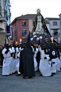Imagen de Nuestra Señora de la Soledad a su paso por la Plaza Mayor